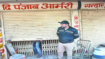 robbing gun showroom case of banda uttar pradesh