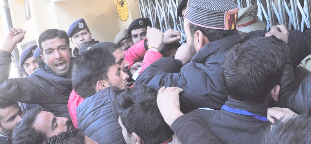  fight between police and worker in sfi agitation at dc office shimla