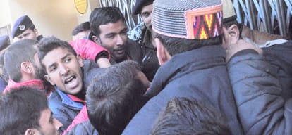 fight between police and worker in sfi agitation at dc office shimla