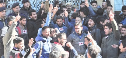  fight between police and worker in sfi agitation at dc office shimla