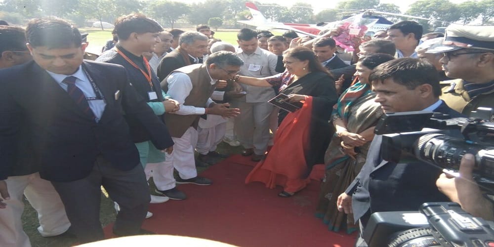 CM faces protest, students show black flags