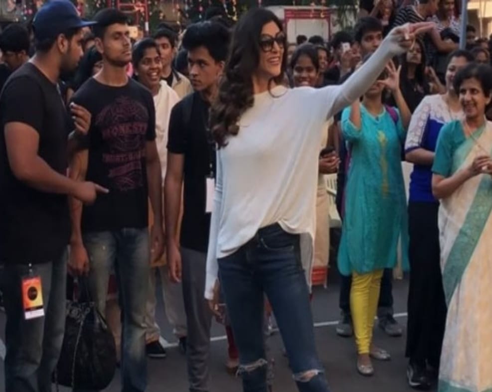 sushmita sen dance with students of mumbai college