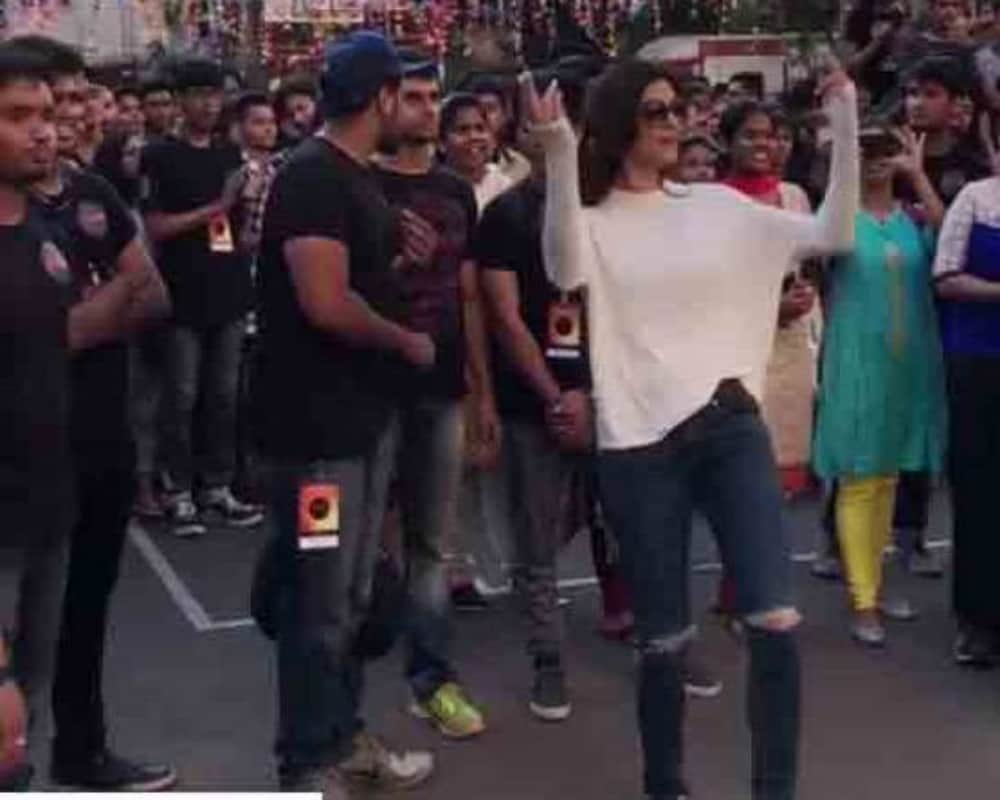 sushmita sen dance with students of mumbai college