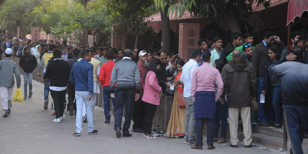 large number of tourist reached to see tajmahal 