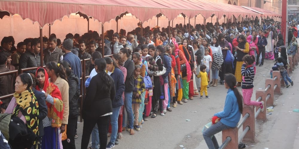 large number of tourist reached to see tajmahal 
