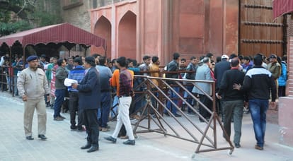 seventy thousand tourist visit tajmahal on the  last day of 2017