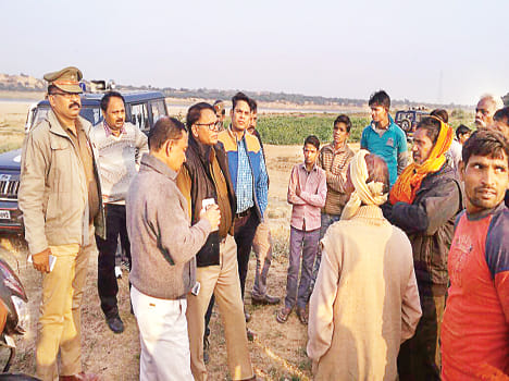 Officers' raid on illegal mining complaint