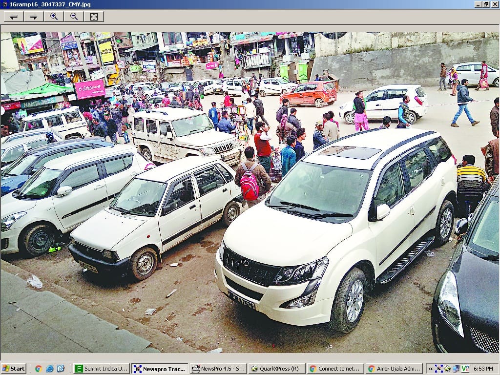 वाहनों की पार्किंग बना पुराना बस स्टैंड