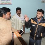 अवैध वसूली को लेकर भाकियू नेता और सहायक प्रबंधक में होती नोकझोंक।