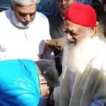 कोर्ट परिसर में आसाराम से आशीर्वाद से लेते पूर्व चीफ जस्टिस
