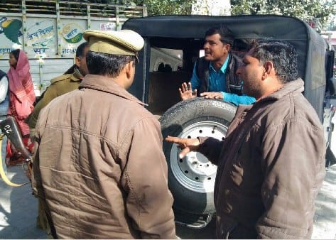 जिला अस्पताल में बंगाल पुलिस को घेरा, आरोपी को छुड़ाने की कोशिश