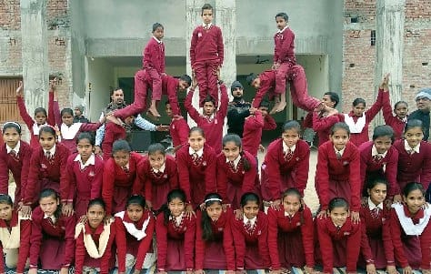 सैनिकों के सम्मान में बच्चों ने बनाई मीनार