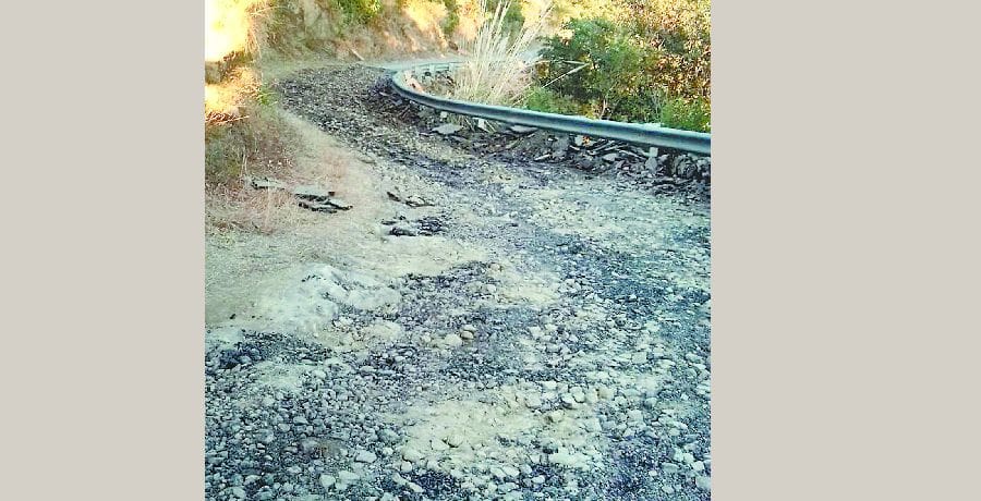 मरम्मत के लिए उखाड़ी सड़क पर फंस रहे वाहन