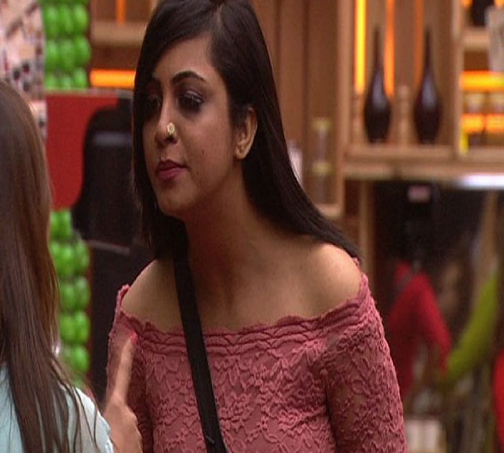 bigg boss 11 arshi khan eliminated from the house because of arrest warrant