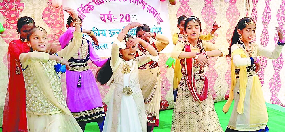 सम्मान पा कर चहक उठे मेधावी छात्र