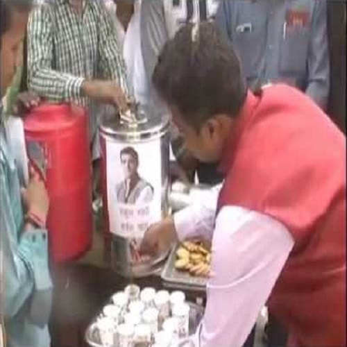 Rahul Milk to counter Modi Tea made by congress president fan Anwar Hussain 