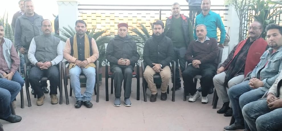 himachal assembly election 2017 supporters at prem kumar dhumal home