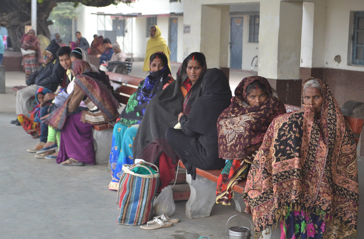 People troubled by the fog, the resting passengers