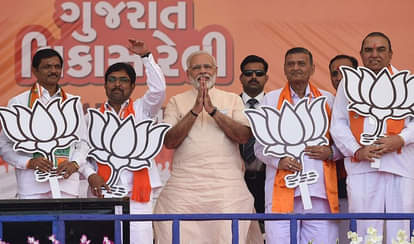 इस बार गुजरात विधानसभा की सभी 182 सीटों पर त्रिकोणीय मुकाबला हो रहा है।