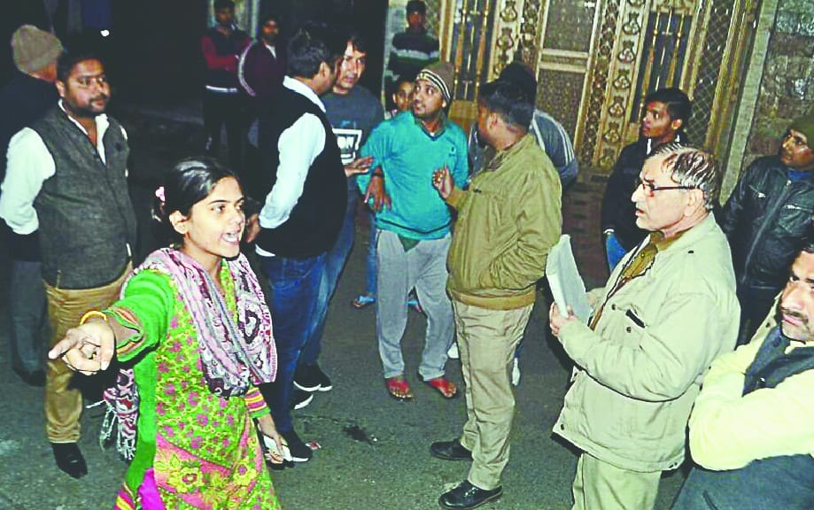 vijaynagar me chaatrao se cherchaar par pathraav