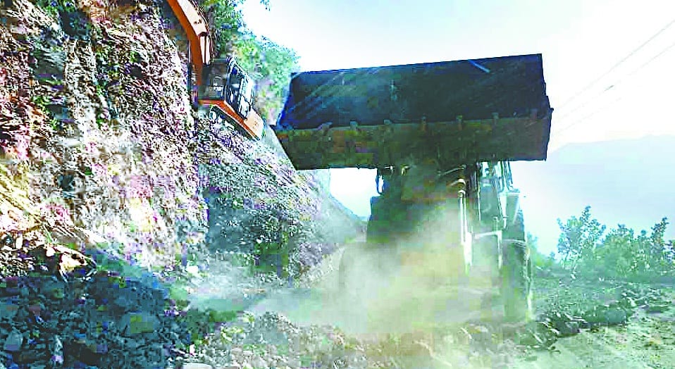 The movement of vehicles remained stagnant for three hours