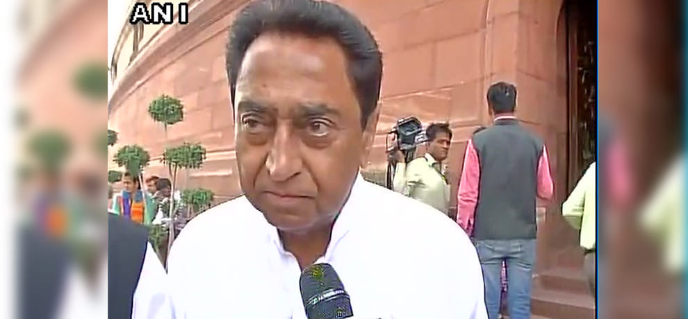 FIR registered against police constable who pointed rifle at congress leader kamal nath