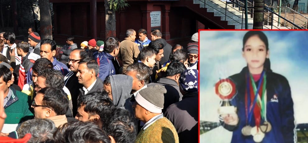 manish sisodia reached at funeral of footballer nitisha negi