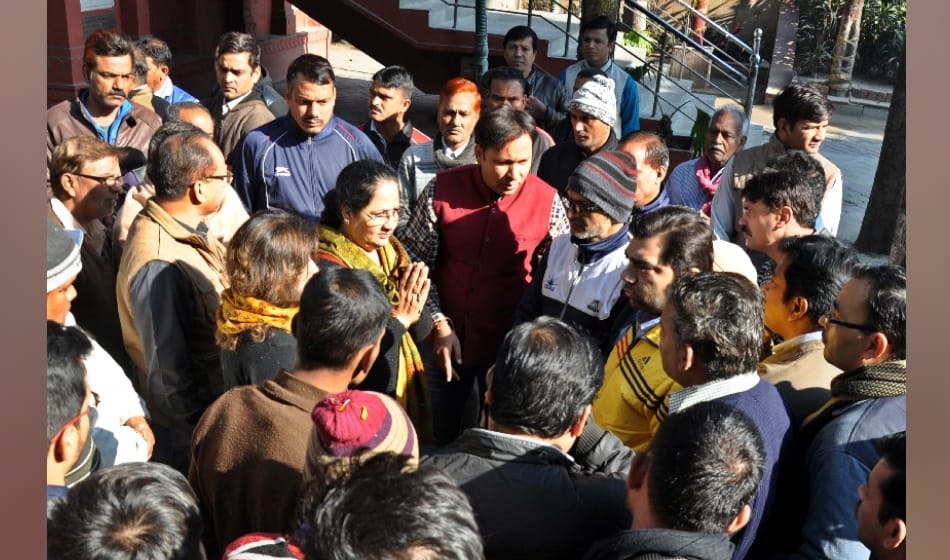 manish sisodia reached at funeral of footballer nitisha negi