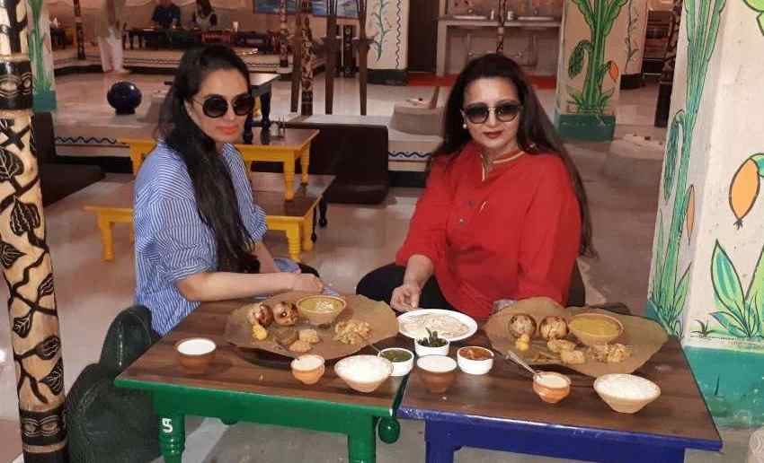 padmini kolhapuri and punam dhillon in varanasi