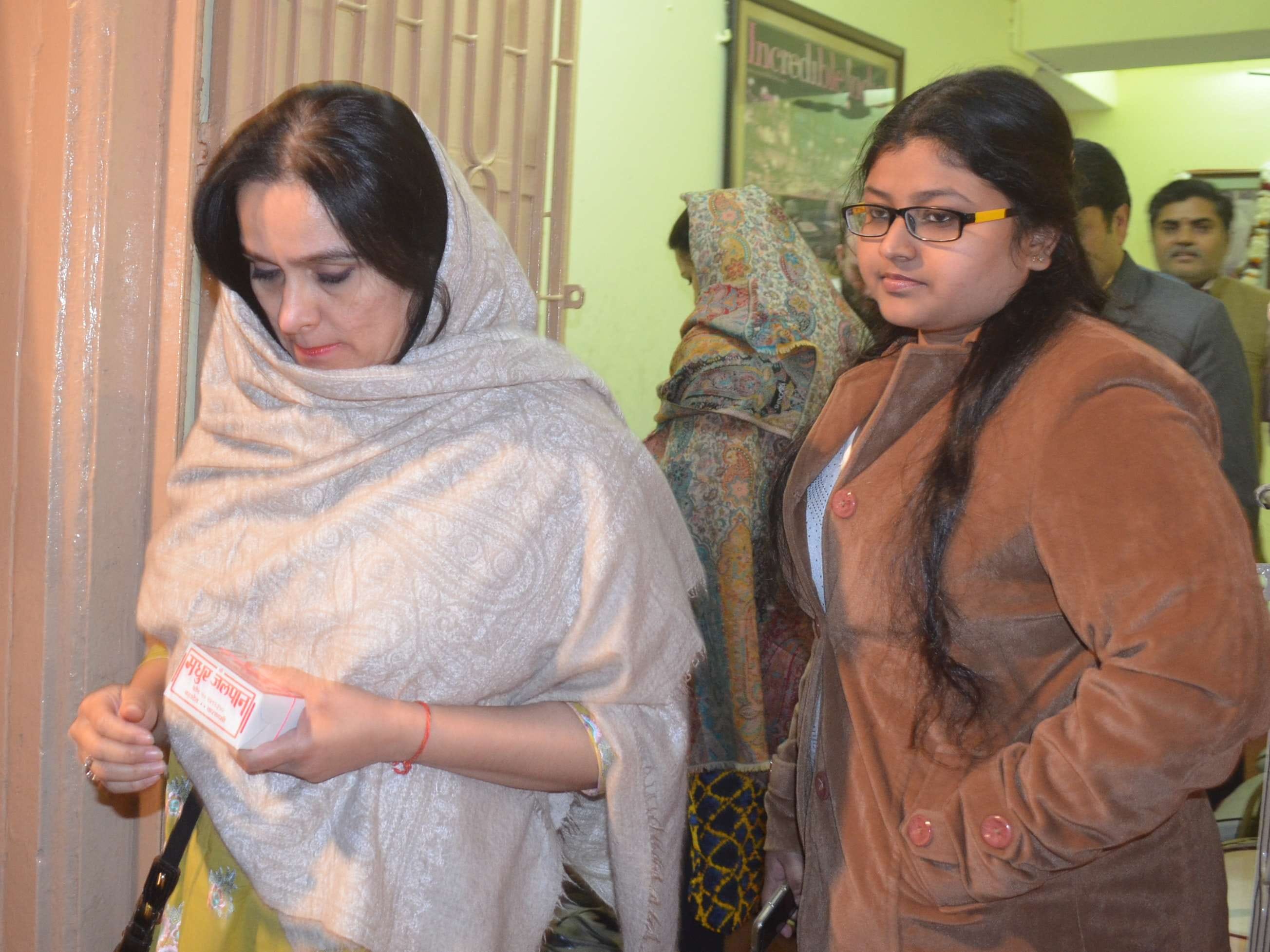 padmini kolhapuri and punam dhillon in varanasi