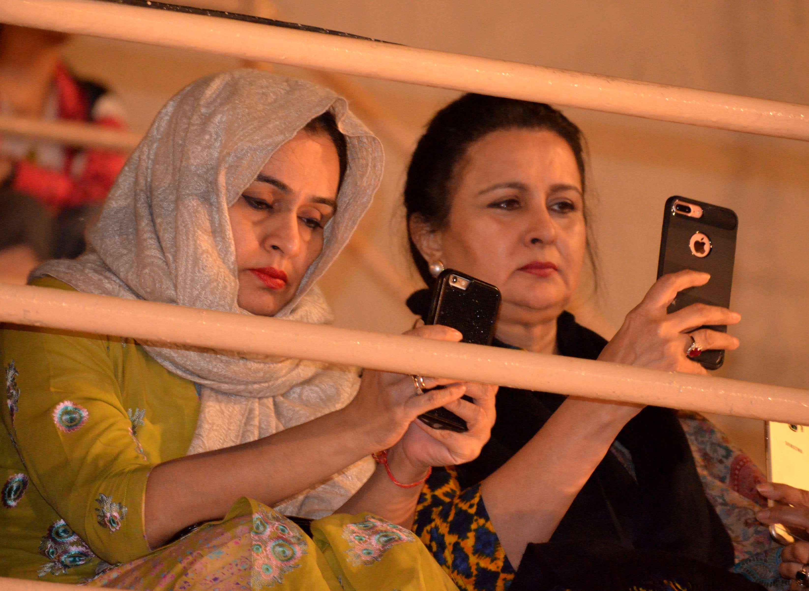 padmini kolhapuri and punam dhillon in varanasi