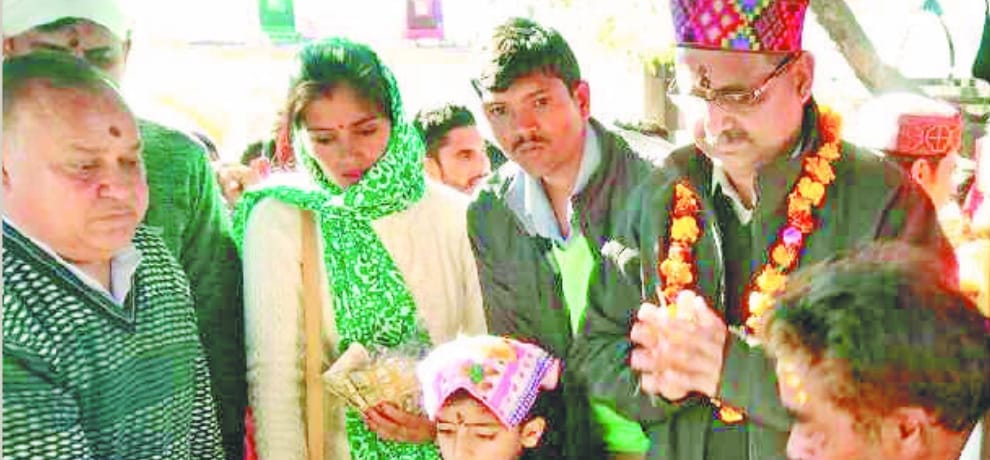 किसी ने मंदिर में टेका माथा, कई रहे परिवार के साथ