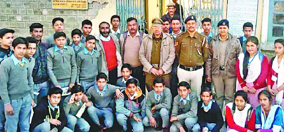 स्कूली बच्चों को बताई की पुलिस की कार्यप्रणाली