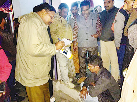 Petty looted two lakh rupees to the shopkeeper