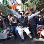 बीजेपी कार्यकर्ता जीत का जश्न मनाते