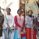 दीक्षांत समारोह का पूर्वाभ्यास करतीं छात्राएं।