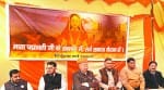 परतापुर मे कार्यक्रम के दौरान मंच पर बैठे करनी सैना के संस्थापक लोकेंन्द्र सिहँ कालवी व अन्य