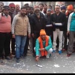 पडरौना में पटाखे फोड़कर खुशी जताते बीजेपी कार्यकर्ता।