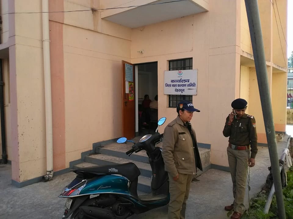 नारी निकेतन की छत से कूदीं दो संवासिनी, एक  फरार