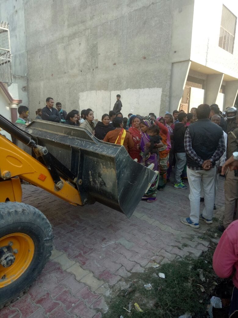 विप्रा ने प्लाटों पर बने घर ढहाए, महिलाओं ने किया विरोध