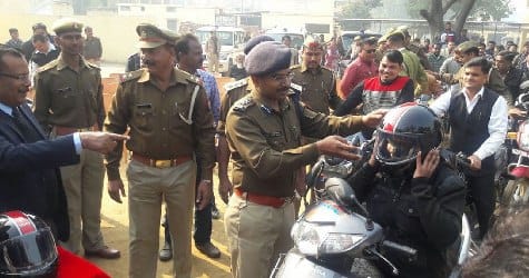 डीएम, एसएसपी ने वाहन चालकों को पहनाए हेलमेट
