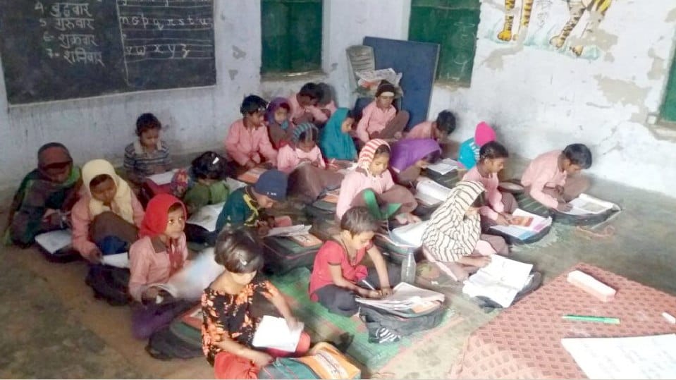 दावे बेअसर...भीषण ठंड में ठिठुर रहे परिषदीय स्कूलों के बच्चे