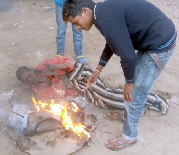 रैन बसेरा न अलाव पूरी रात खुले आसमान में ठिठुरता रहा विक्षिप्त