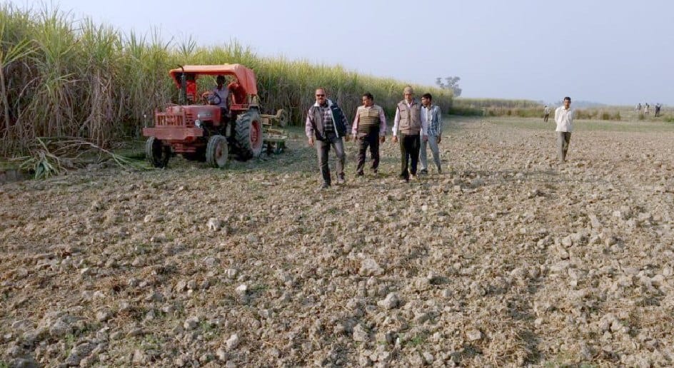 फसल जोतवाकर प्रशासन ने खाली कराई तालाब की भूमि