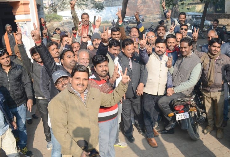 गुजरात व हिमाचल की जीत पर भाजपाईयों ने मनाया जश्न