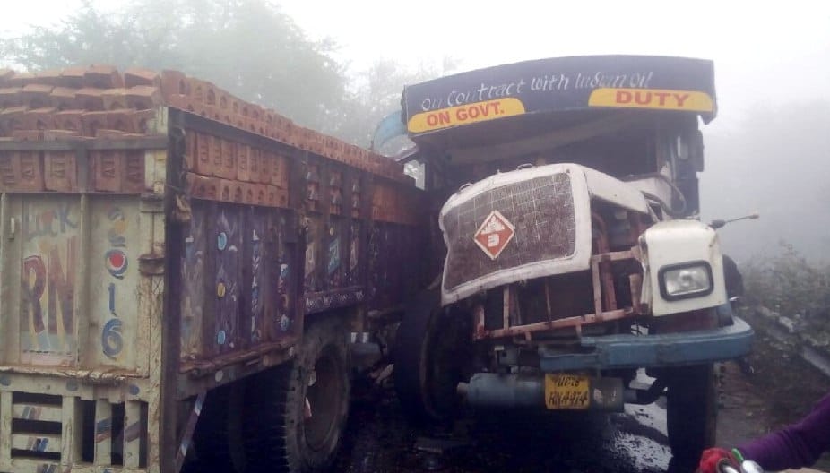 कोहरे में स्कूल बस रोड रोलर से भिड़ी, एक मजदूर की मौत