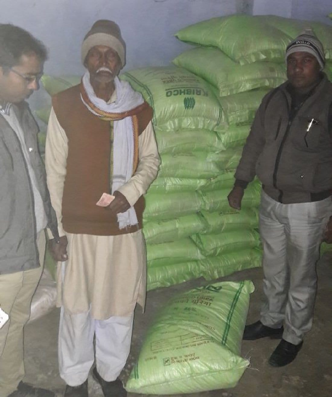 अधिक रेट पर खाद बेचते पकड़े गए, दो दुकानें निलंबित