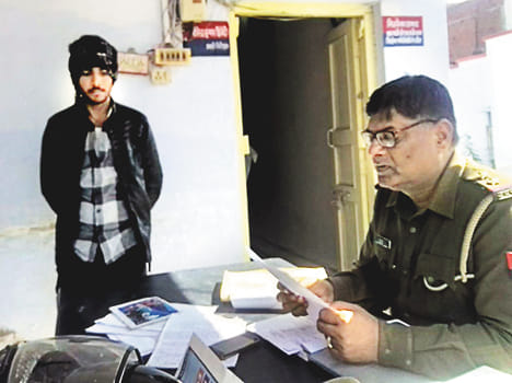 yuvak ko peet, golee chalaee