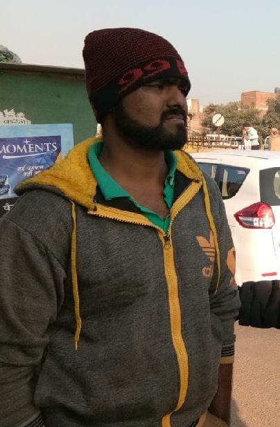 युवक ने किया ओवरब्रिज से कूदने का प्रयास