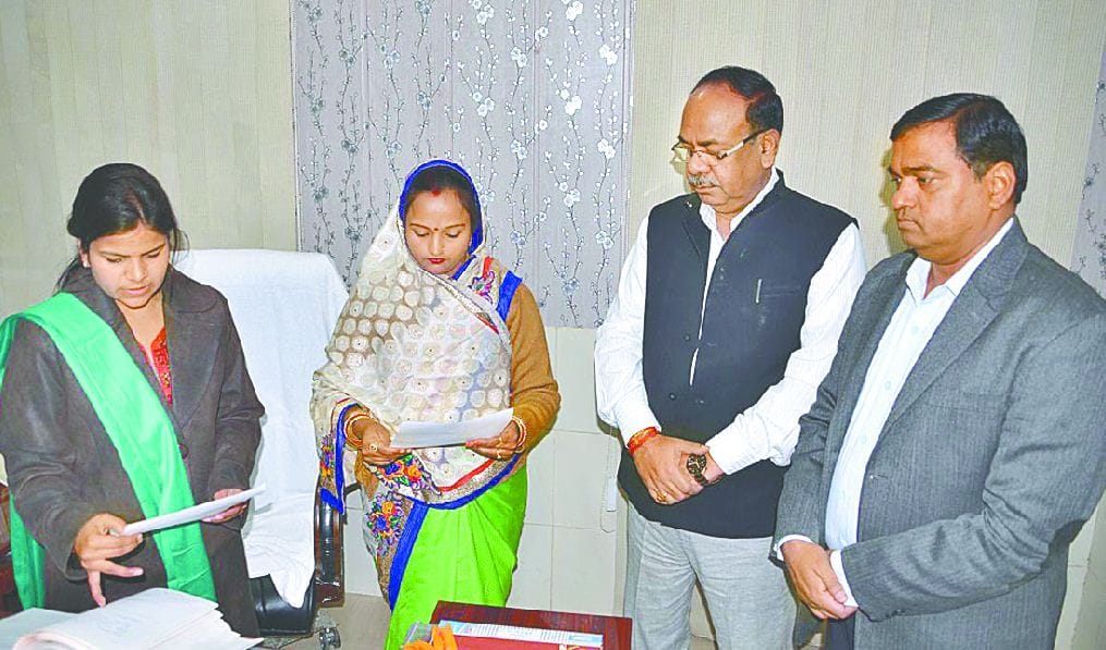 महापौर ने पार्षद डिंपल मिश्रा को दिलाई शपथ